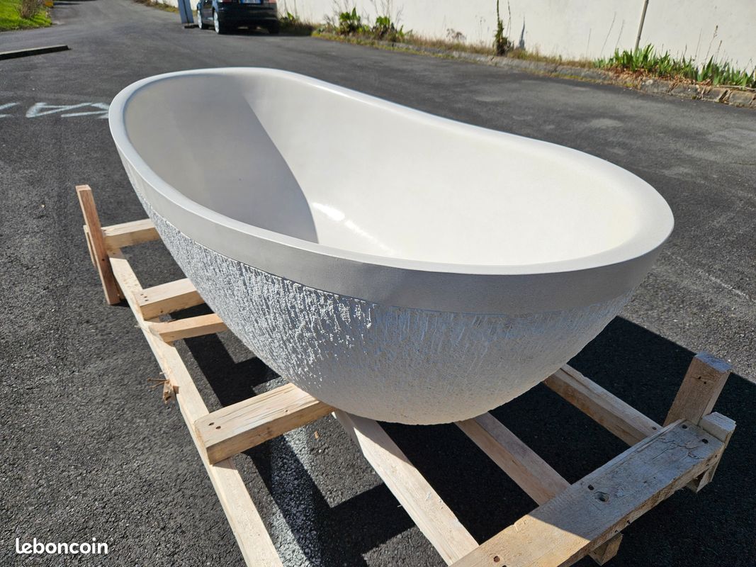 ❤️ Baignoire en pierre sculptée aux lignes épurées – Sobriété, matière et élégance réunies (image 3)