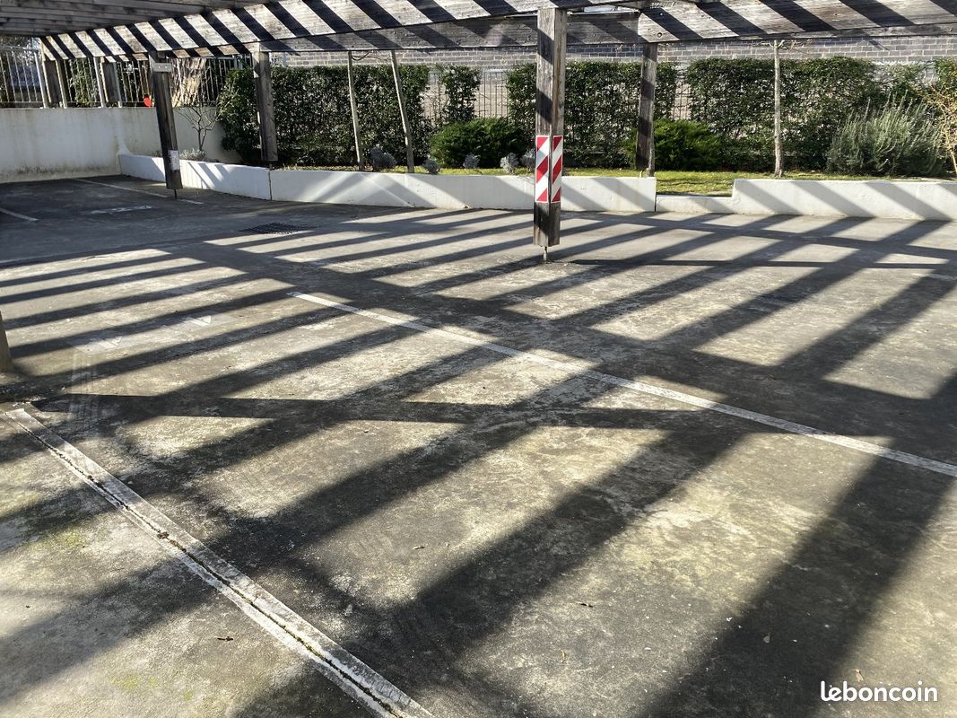 Parking/box VICHY · 66 €/mois