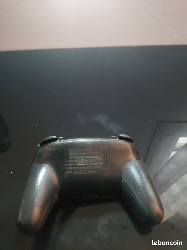 Vente d'une manette pro switch 1 presque comme neuf (image 5)