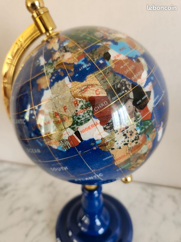 Globe terrestre en pierres fines montés sur quatre pieds