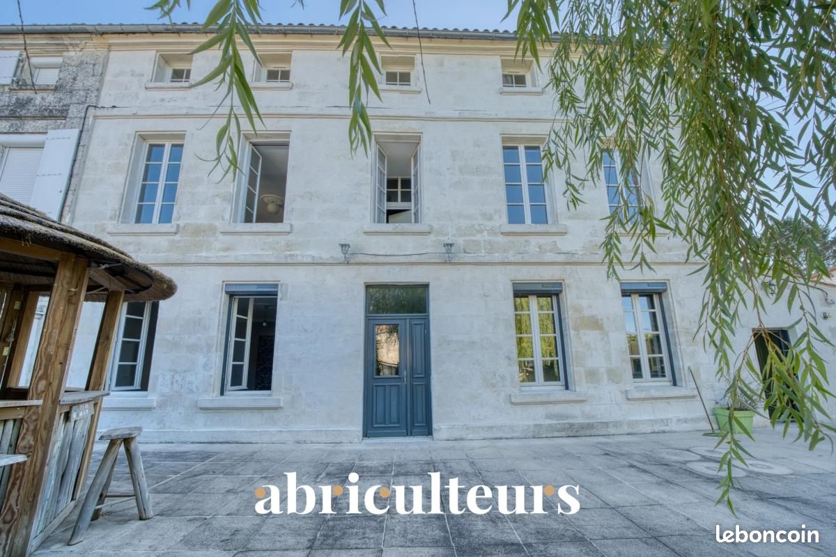 Maison 7 pièces 242 m² · à Saintes · 242 m² · 396 000 €