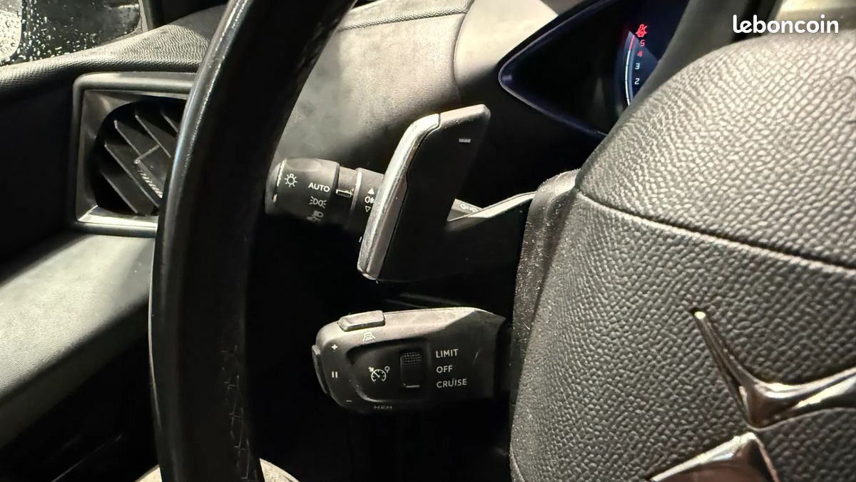 DS DS 3 Crossback BlueHDi 130ch Rivoli Automatique - Apple CarPlay - Caméras 360 - Feux LED - Cuir - Chaîne arbre à cames OK - Suivi complet constructeur - Son Focal - Régulateur adaptatif (image 32)