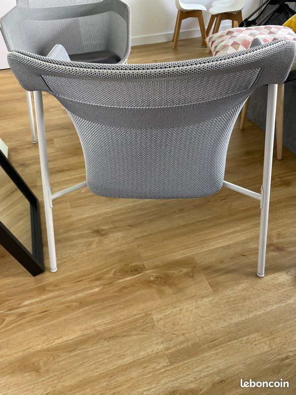 Deux fauteuils gris avec pieds blancs (image 7)