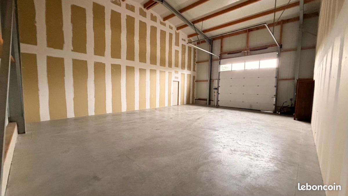 Parking 100 m² · à Plouigneau · 100 m² · 1 200 €/mois