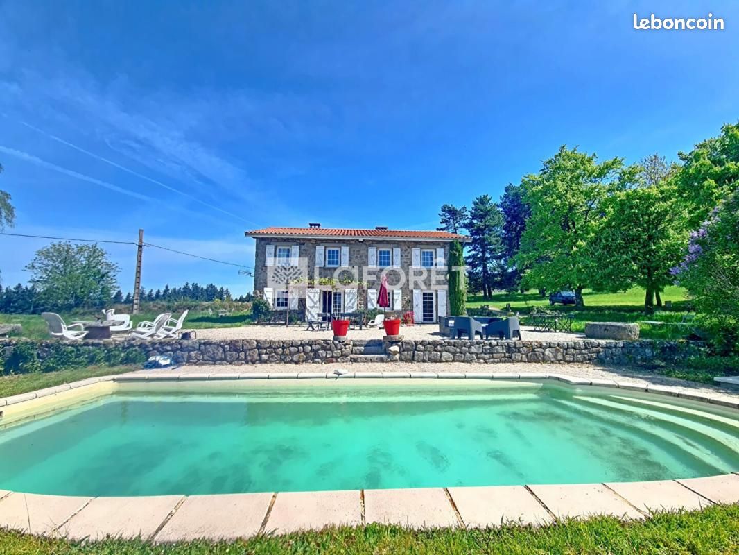 Maison 11 pièces 300 m² · à Saint-Romain-Lachalm · 300 m² · 560 000 €