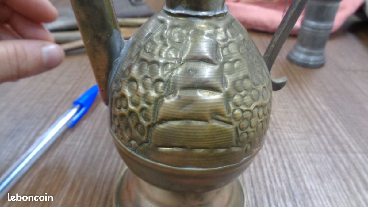 Ancienne petite cafetière / verseuse Orientale en laiton ciselé - Motif Voilier (image 1)