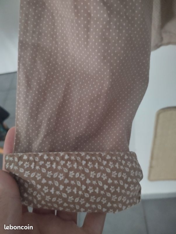 Duo de chemises sur cintre neuve une a marron poid blanc et l'autre blanche (image 3)