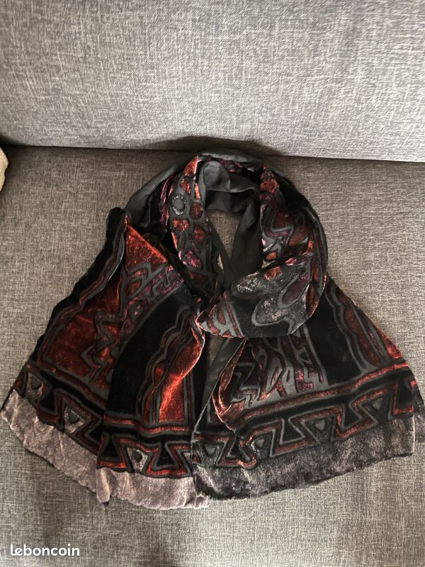 Echarpe imprimée noire et bordeaux (image 2)