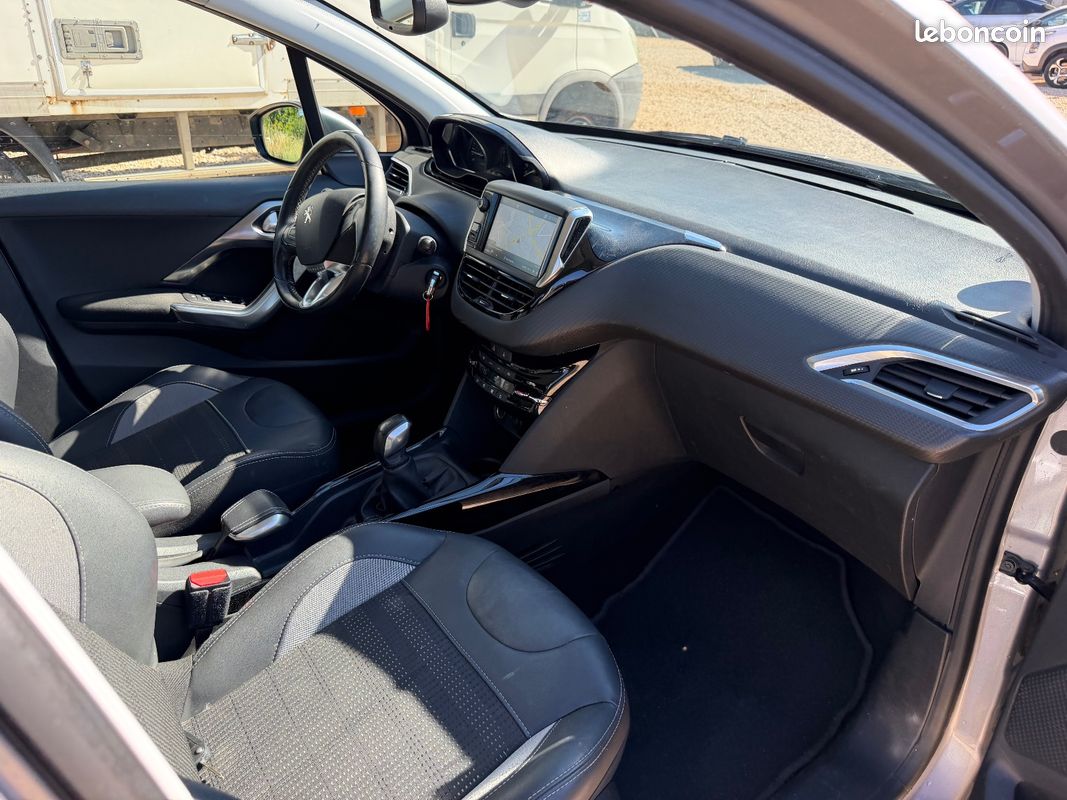 PEUGEOT 2008 BUSINESS 1.2 PureTech 110ch SS BVM5 Allure Business (image 5)