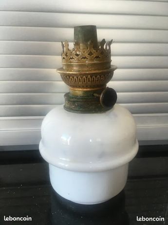 Lampe à Pétrole Ancienne En Opaline Et Cuivre Avec Mèche Fonctionnelle Vintage