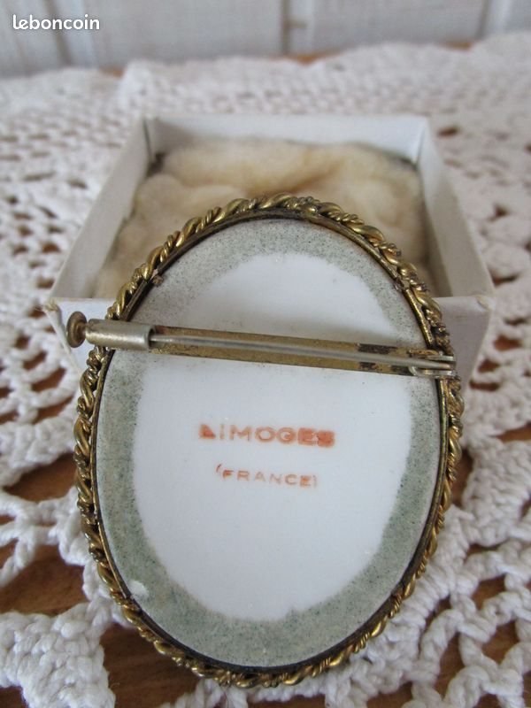 Broche Ancienne En Porcelaine De Limoges - Multicolore, Cuivre, Thème Romantique, D'occasion