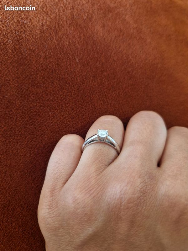 Bague solitaire diamant or blanc 750 ct style Mauboussin