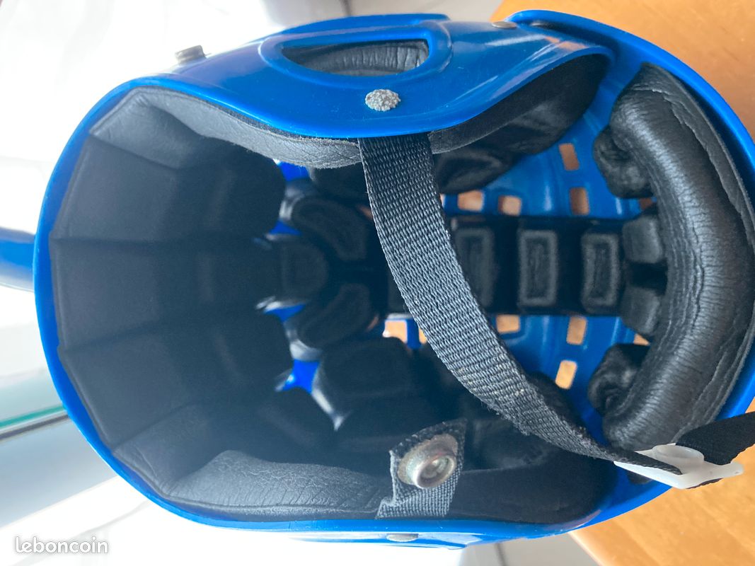 Casque Bleu D'hockey Sur Le Blanc Illustration 3D Illustration Stock