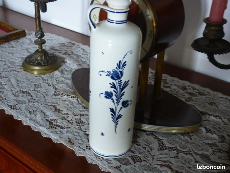 Bouteille en faïence de Delf. Bleu sur fond crème. Bouchon liège (image 2)
