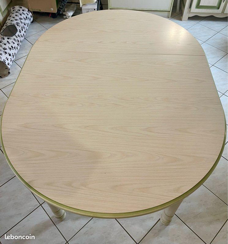 Table avec six chaises (image 2)