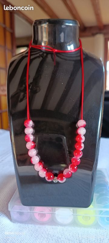 Collier Pendentif Avec Médaillon Résine & Perles De Verre - Motif Fruits Rouges - Fabrication Française - Neuf