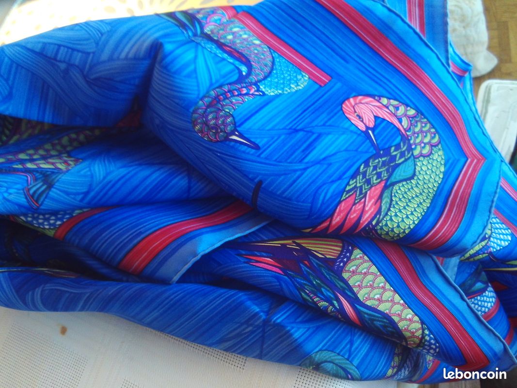 Carré De Soie Hermès Modèle Sesame - Motif Clés Et Serrures Tons Bleus - 87x87 Cm - Occasion Avec Trace Infime