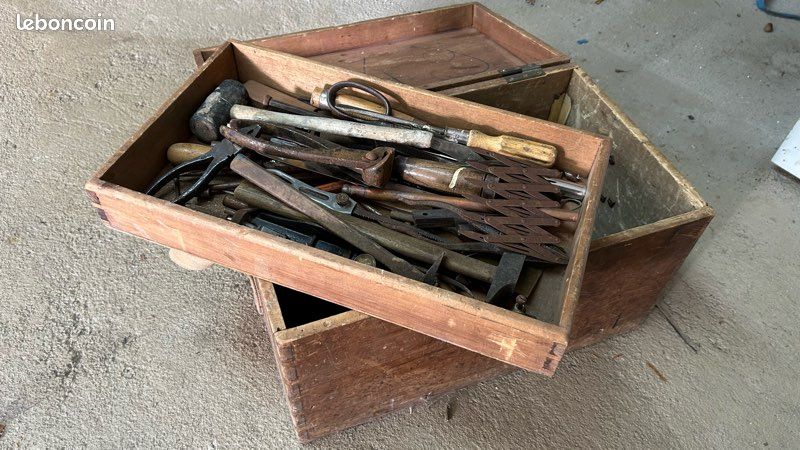 Malle pleine d’outils anciens (image 3)