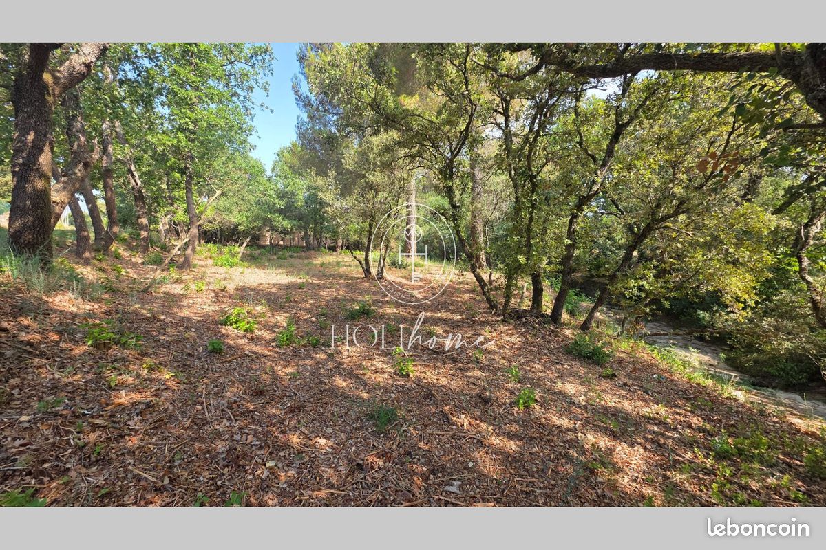 Terrain 1672 m² · à Trets · 1 672 m² · 215 000 €