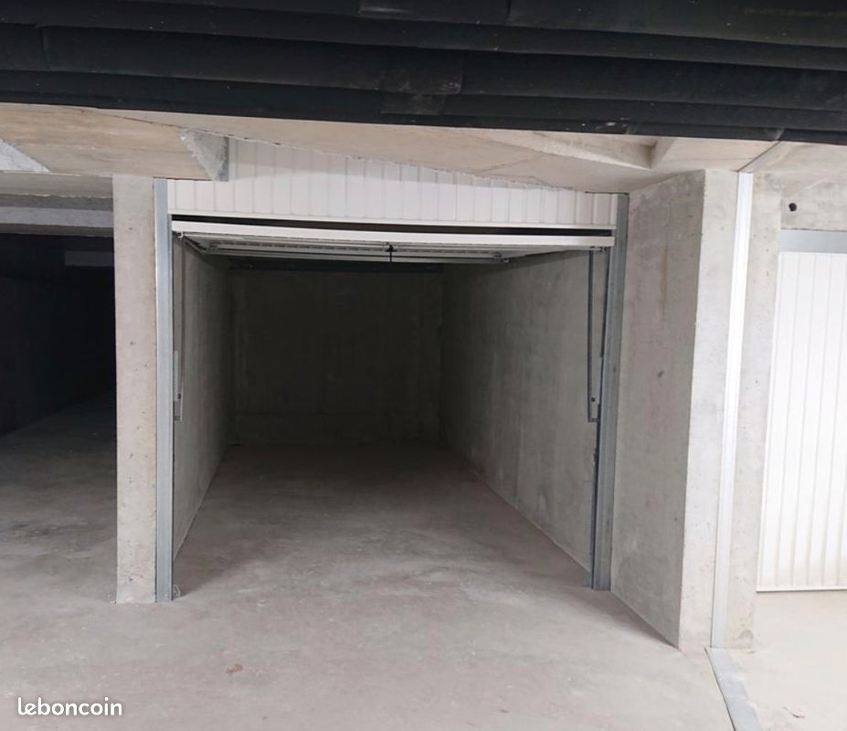 Garage / box dans une résidence privative · à Gilly-sur-Isère · 110 €/mois