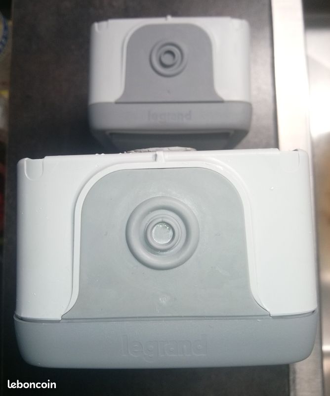 1 Boîtier Legrand à embouts double vertical avec 1 Double bouton poussoir avec 1 interrupteur va et vient + 1 interrupteur va et vient Murale étanche IP55 gris Plexo complet (image 4)