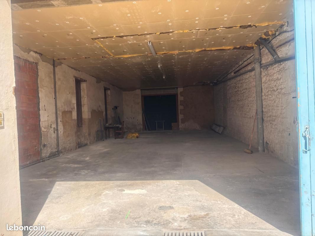 Parking 110 m² · à Rochefort · 110 m² · 500 €/mois