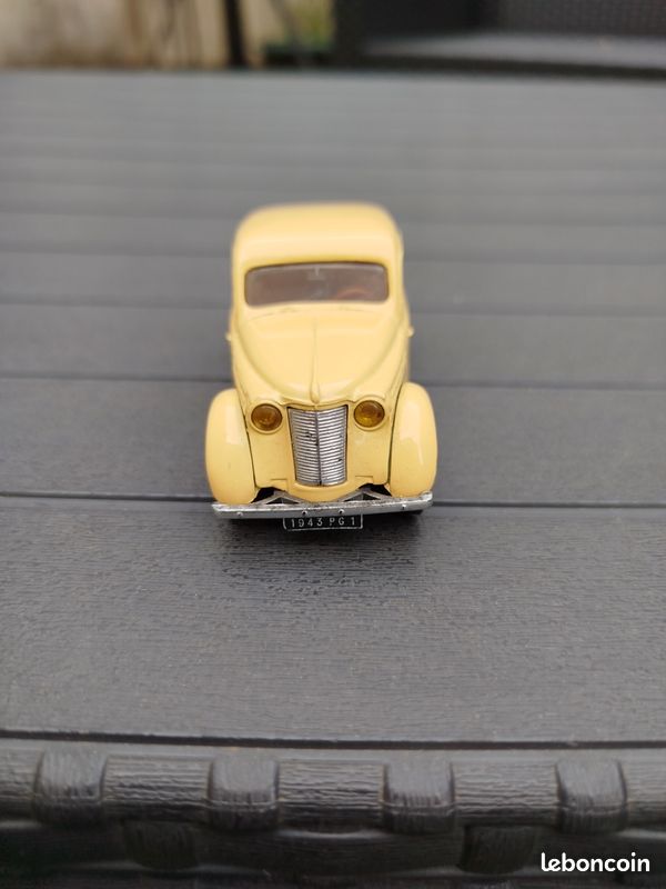 Eligor 1/43 - Renault Juvaquatre Berline 1938 - Rouge - Occasion Boîte