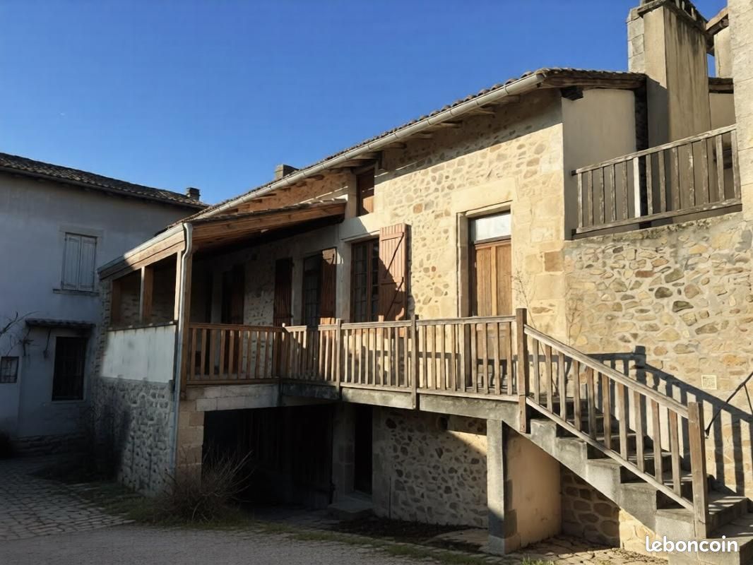 Maison 10 pièces 315 m² · à Nontron · 315 m² · 65 000 €