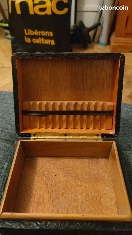 Boite à cigarettes en bois et cuir (image 1)