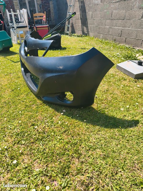 Vend pare choc av Toyota Yaris 2012/2014 (image 3)