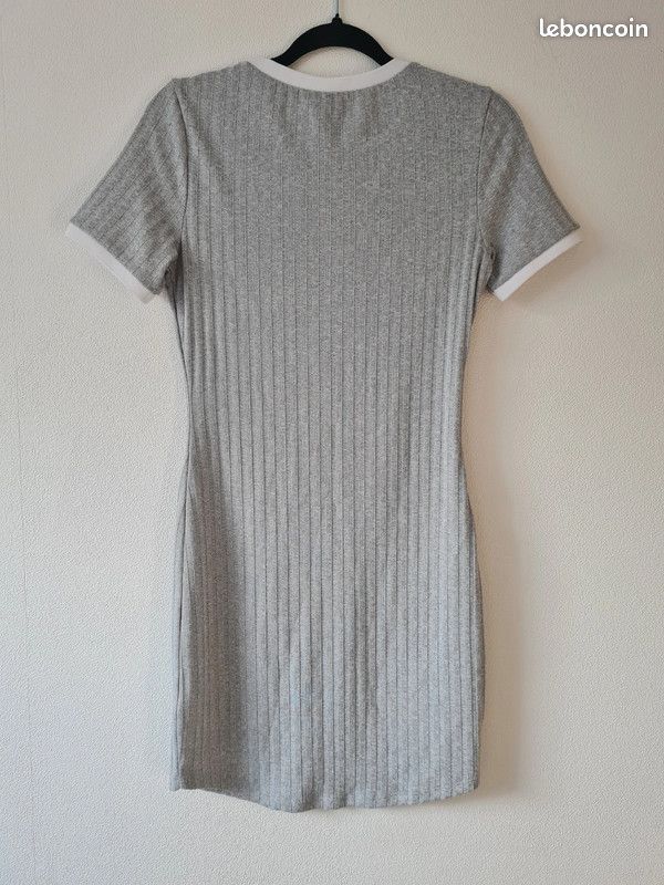 Robe Courte Satinée Grise H&M à Nouer – Taille 6 – Portée Une Fois – Très Bon état