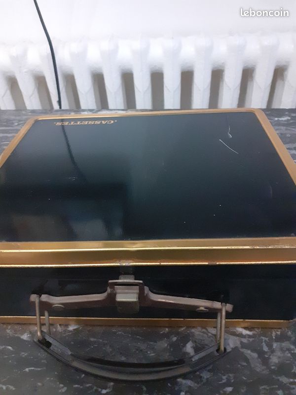 Boite avec cassette audio (image 1)