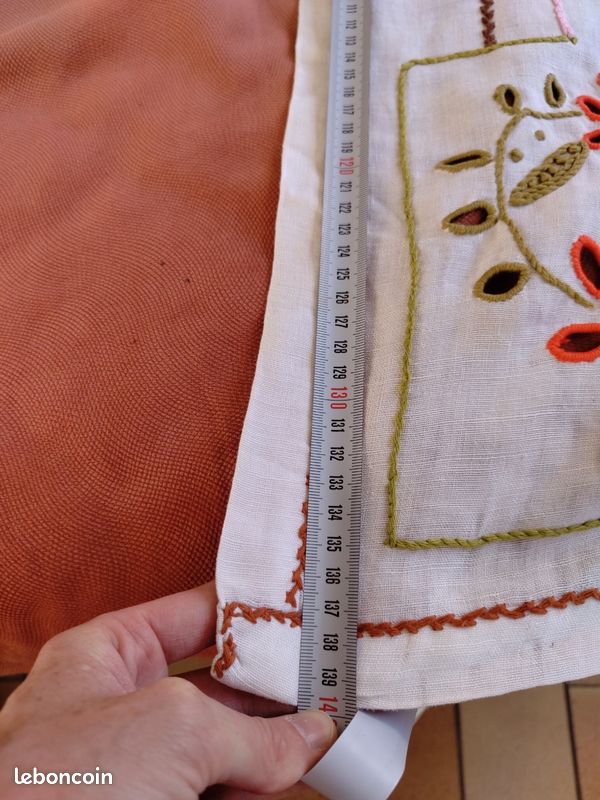 Nappe Ancienne Blanche Ovale Brodée, Motif Fleuri, Dimensions 68x82 Pouces (environ 173x208 Cm), Peacock