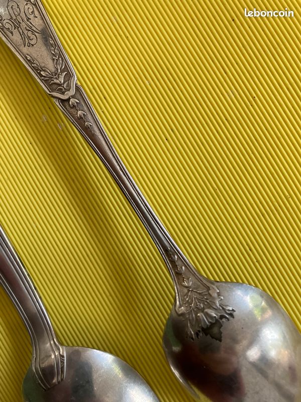 12 cuillères à soupe anciennes en métal argenté - Le Grenier d'Adèle 12 cuillères à soupe anciennes en métal argenté - Le Grenier d'Adèle