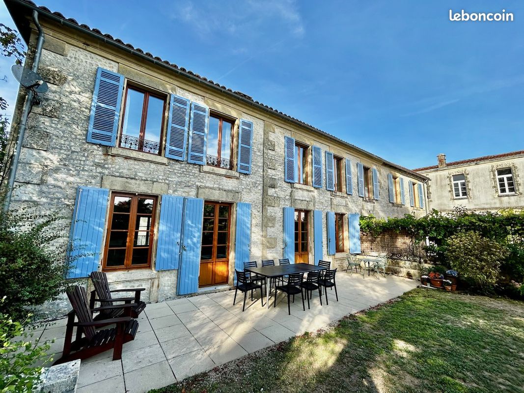 Maison 7 pièces 207 m² · à Paillé · 207 m² · 250 000 €