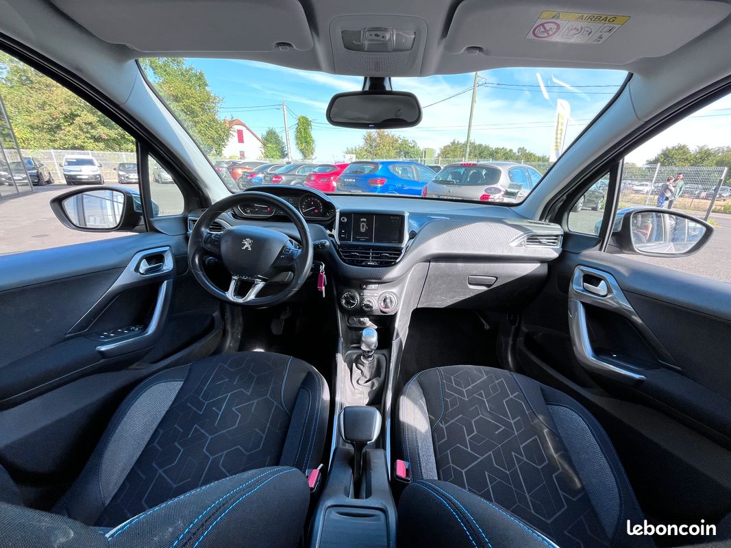 PEUGEOT 2008 1.2 130ch Style (image 5)