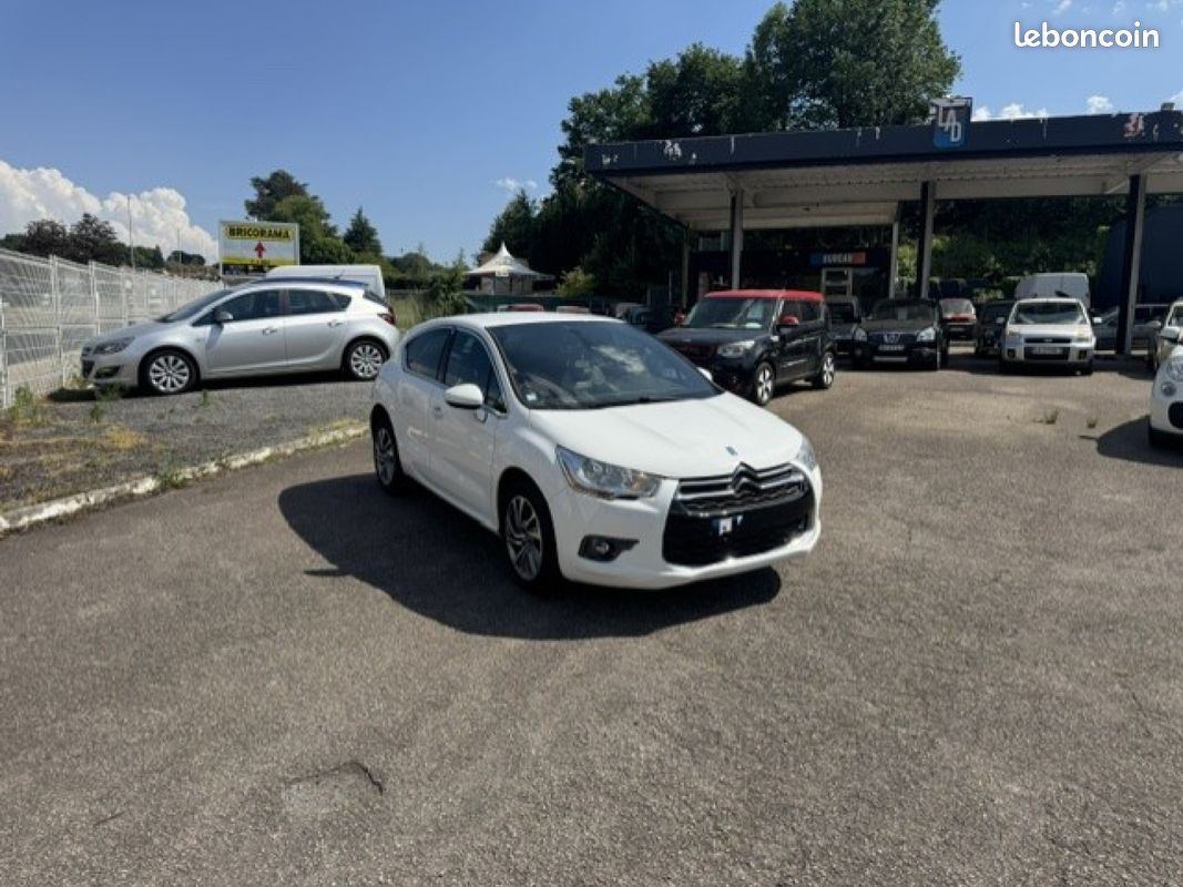 CITROEN DS4 e-HDi 115 So Chic (image 1)