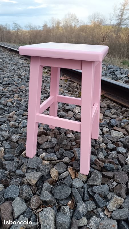 Tabouret bois massif orcines coleur rose (image 1)