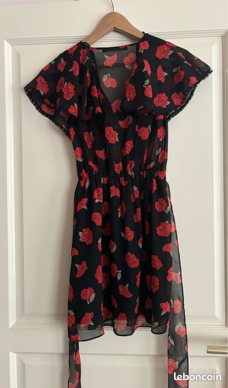 Robe courte noire et rouge Zara Vêtements