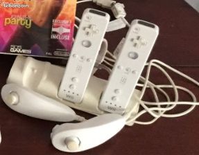 Lot Wii console de jeu avec socle batterie manettes (image 2)