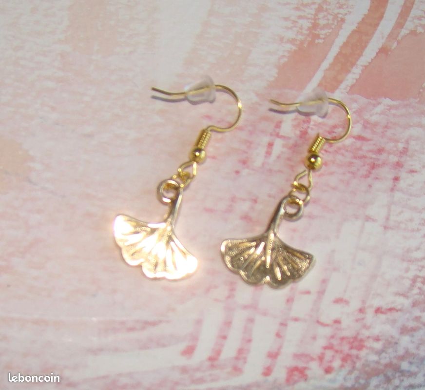 Boucles oreilles feuille gingko dorée petit crochet (image 4)