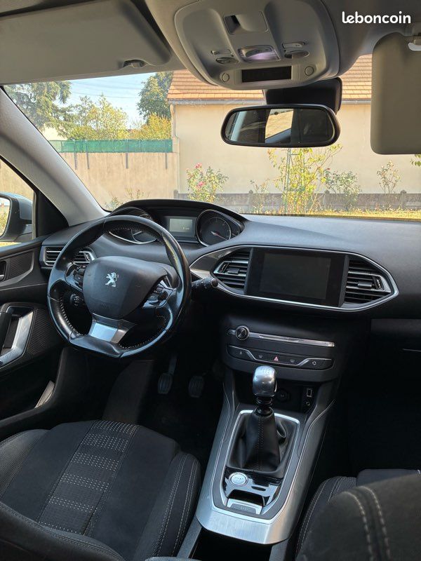 Peugeot 308 -Finition Allure -Grise -2017 -Suivie depuis la mise en circulation (image 3)