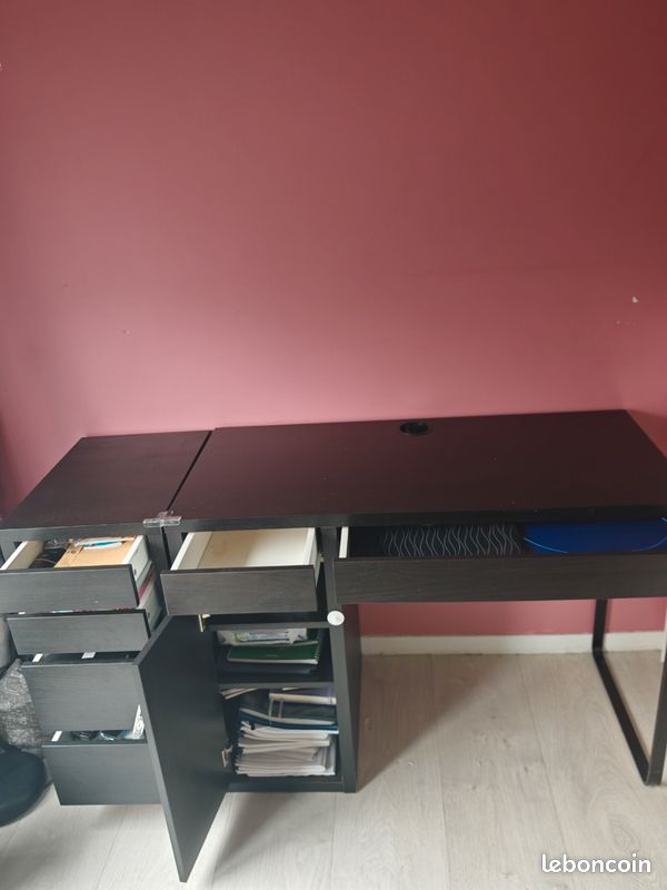 Bureau et un caisson à tiroirs Micke IKEA 
En très bon état, quelques traces d'usure normales pour un bureau ( voir photos du plateau )
Prix bureau 60e
Prix caisson 40e (image 2)