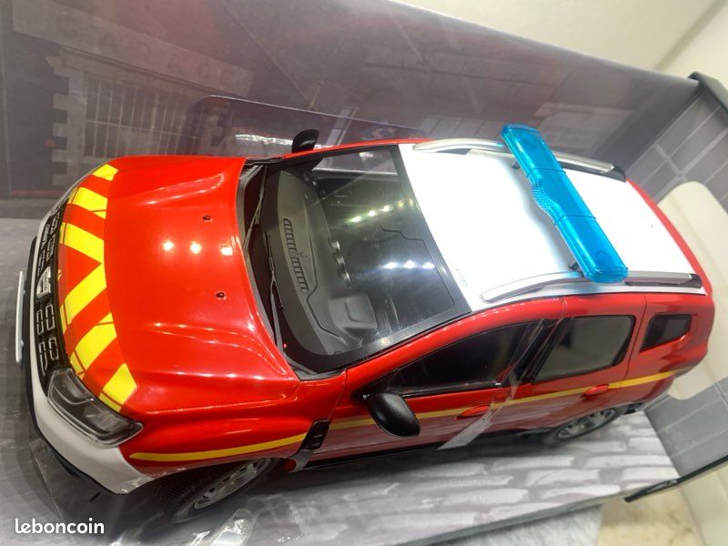 Voiture Miniature Dacia Duster Pompiers Solido - Échelle 1/18 Rouge/bleu