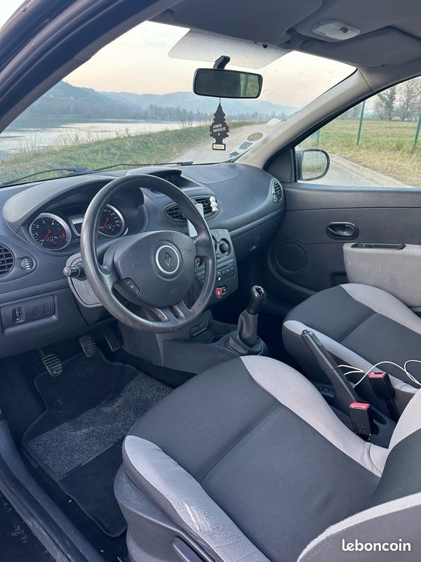 Vends Clio 3 utilitaire (société), moteur 1.5 dCi 90ch, très bon état + Distribution OK avec facture (image 3)