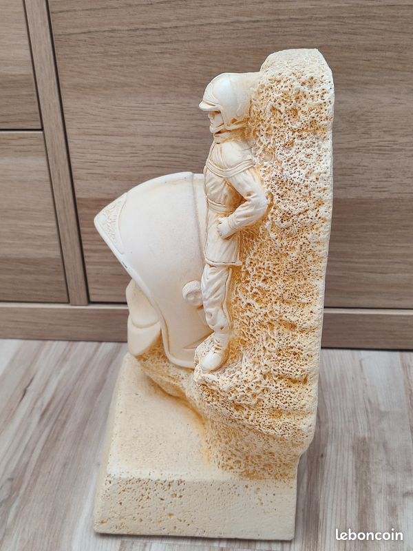 Statue sapeur pompier en pierre (image 3)