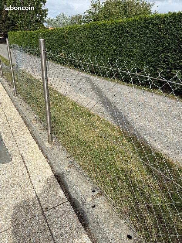 Grillage et poteaux en inox (image 1)
