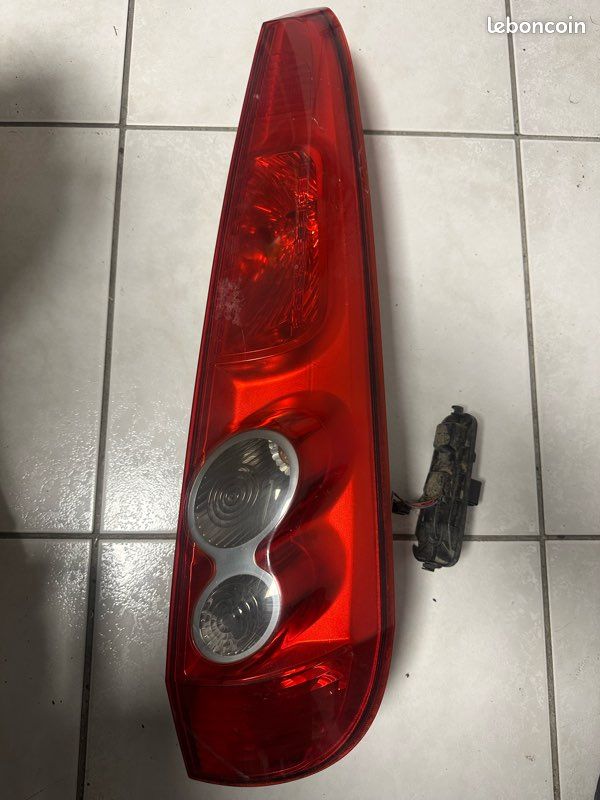 Feu Arrière Droit Pour FORD FIESTA 2 - Modèle 1.1 8V - Occasion En Bon état - Garantie 12 Mois