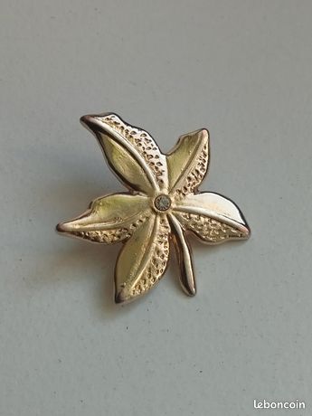 Broche Ronde en Plaqué Or à Décor de Fleurs et Pierres Serties