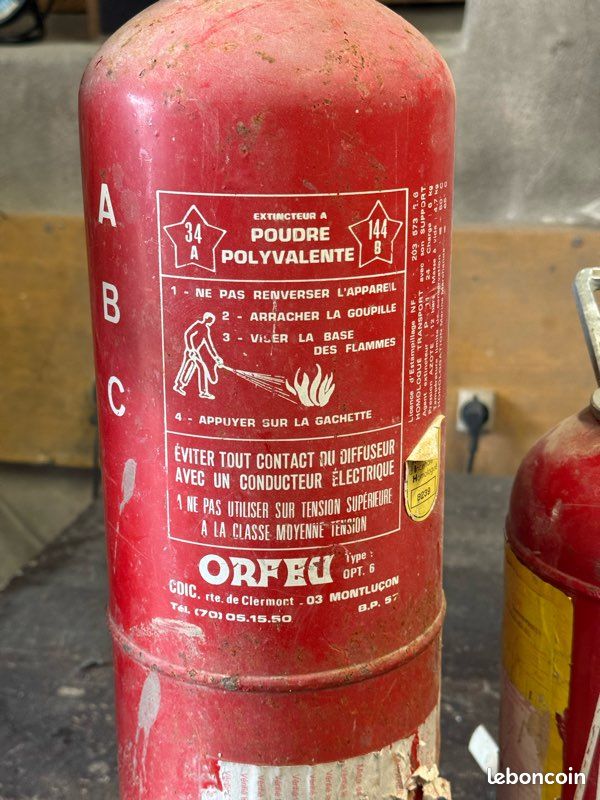 Chunful Lot De 101 étiquettes D'inspection Mensuelle Pour Extincteur De 2025 à 2028 - Étiquettes D'entretien En Plastique Numérotées Avec Perforateur Portatif (blanc